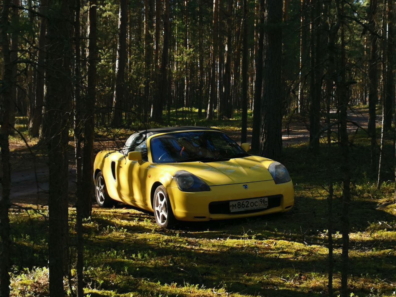 Жёлтая Toyota MR-S спереди