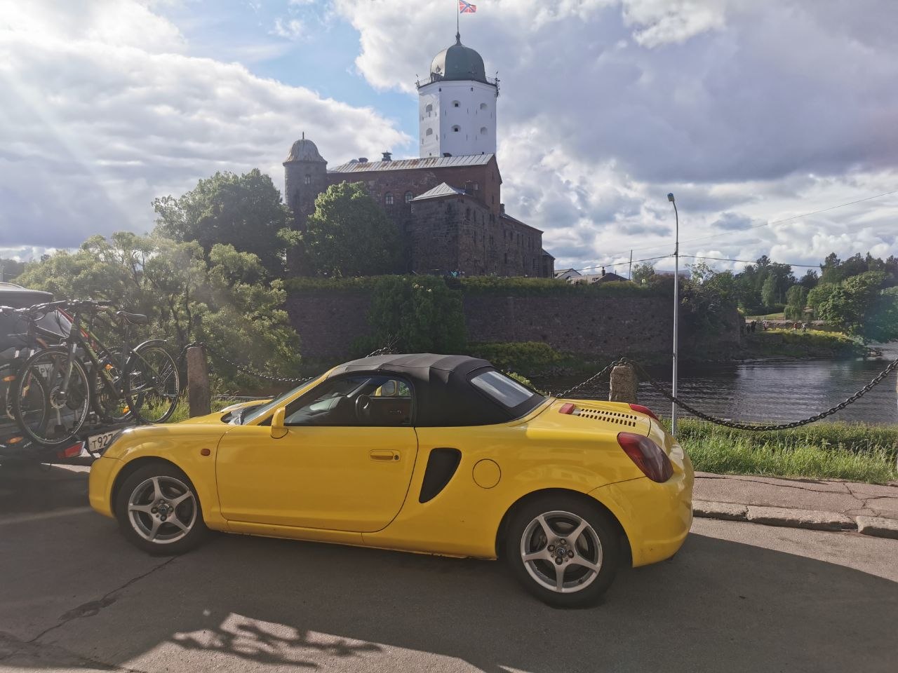 Toyota MR-S сбоку